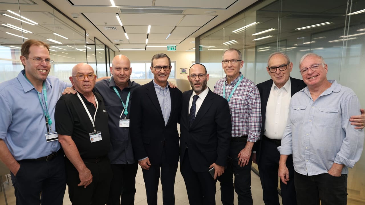 Prof. Lawrence Lenke, a leading figure in spinal deformity surgery, visited Yitzhak Shamir Medical Center (Assaf Harofeh).