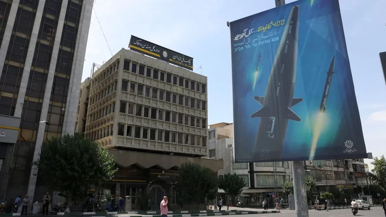 Una pancarta con una foto de un nuevo misil balístico hipersónico llamado «Fattah» y con el texto «400 segundos hasta Tel Aviv» se ve en una calle de Teherán, Irán, el 8 de junio de 2023. 