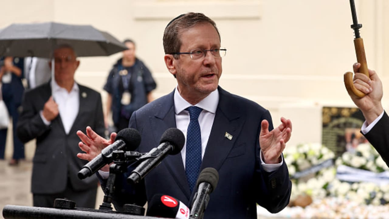 El presidente israelí, Isaac Herzog, habla tras depositar una corona de flores en memoria de las víctimas del tiroteo del 14 de diciembre de 2025 en el Bondi Pavilion, en Sídney, el 9 de febrero de 2026. 