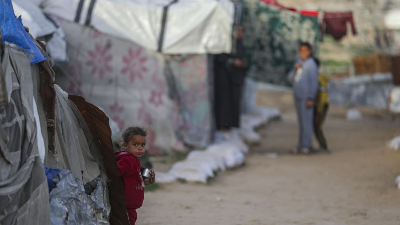Palestinos desplazados junto a sus tiendas de campaña en la zona de Bureij, en el centro de la Franja de Gaza, el 8 de febrero de 2026. 