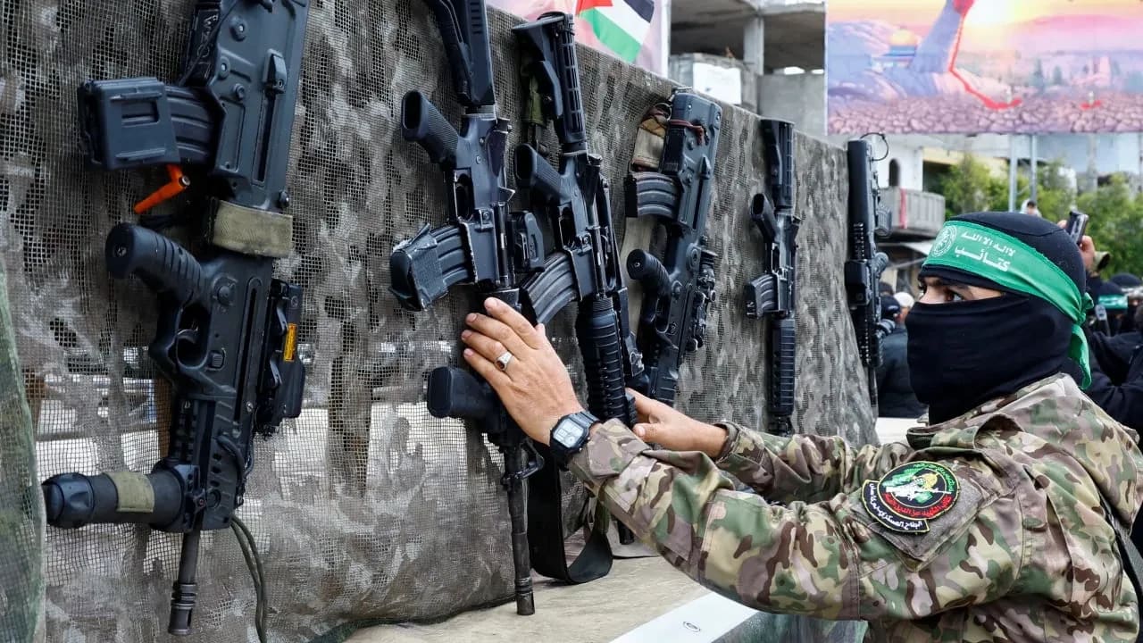 Un terrorista palestino de Hamás muestra armas el día de la entrega de rehenes, en Rafah, en el sur de la Franja de Gaza, el 22 de febrero de 2025. 