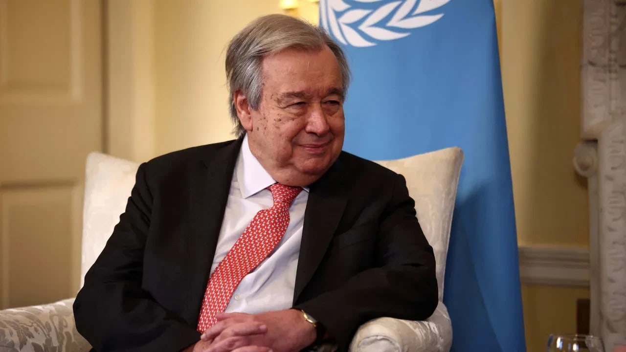 El secretario general de las Naciones Unidas, Antonio Guterres, sonríe mientras habla con el primer ministro británico, Keir Starmer, en el número 10 de Downing Street, en el centro de Londres, Reino Unido, el 16 de enero de 2026. 
