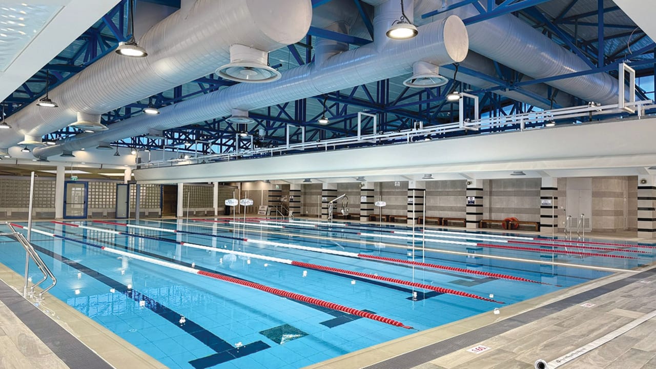 Open pool horizontal.