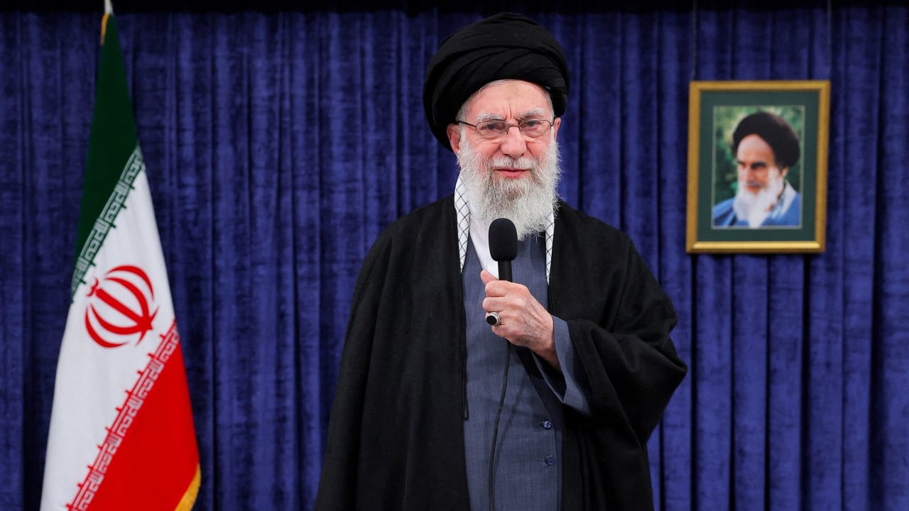 El líder supremo de Irán, el ayatolá Alí Jamenei, habla durante un mensaje televisado en Teherán, Irán, el 9 de febrero de 2026. 