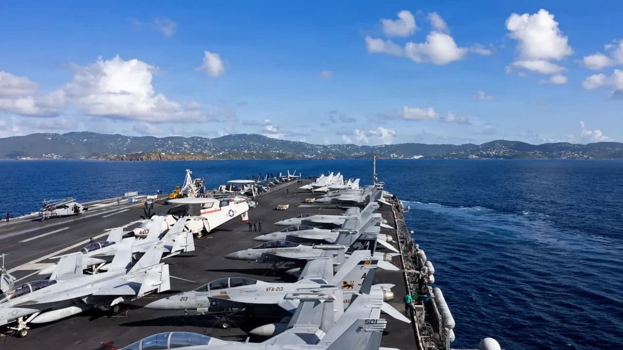 El portaaviones más grande del mundo, el portaaviones de propulsión nuclear de la Armada de los Estados Unidos de la clase Ford USS Gerald R. Ford (CVN 78), llega a St. Thomas, Islas Vírgenes de los Estados Unidos, el 1 de diciembre de 2025. 