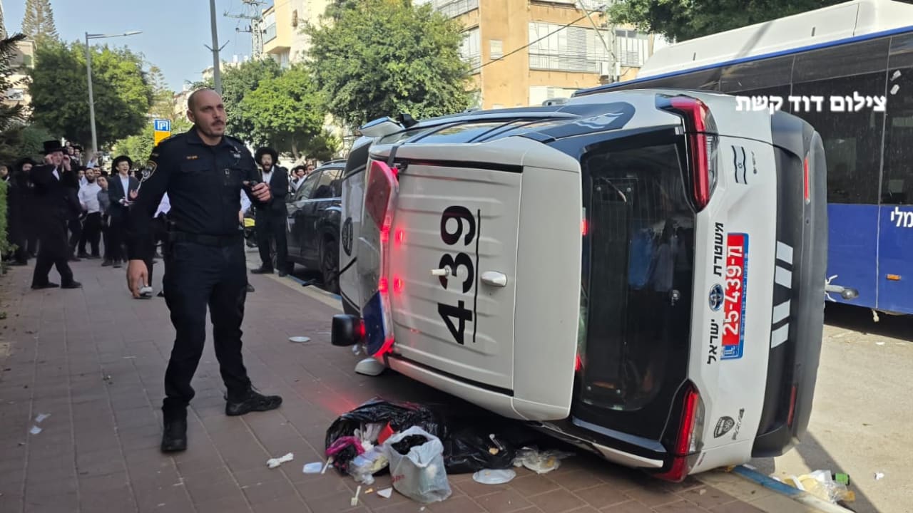 Ultra-Orthodox mob chases female IDF soldiers in Bnei Brak