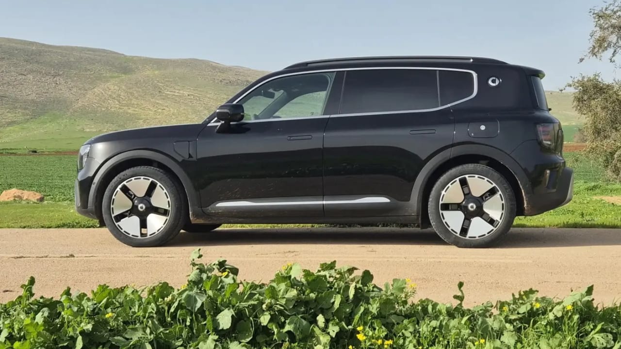 The upright rear end emphasizes a sense of functionality; it does not try to look sporty or elegant.