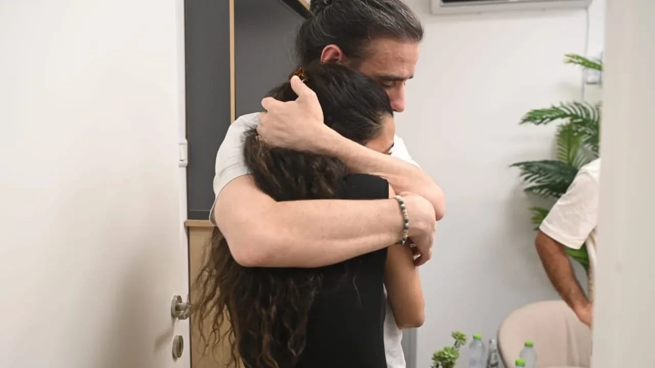 Arbel Yehoud y el rehén liberado Ariel Cunio se reencuentran el 13 de octubre de 2025.