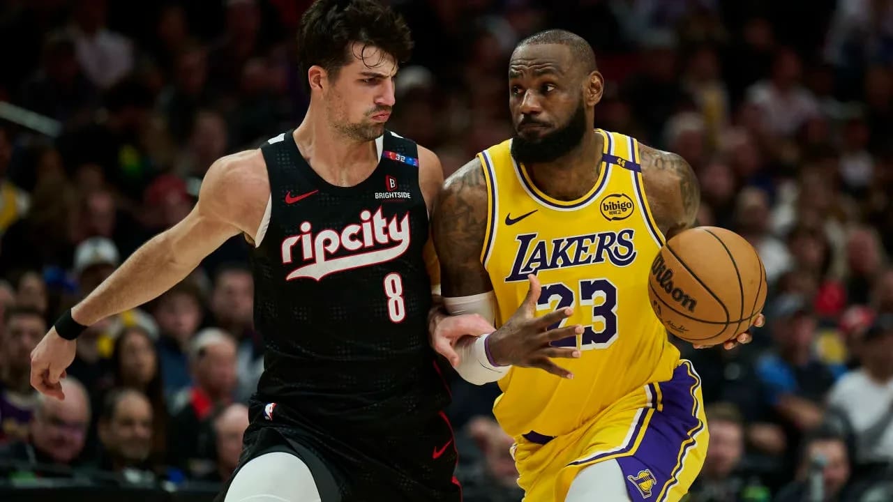 Portland, Oregón, EE. UU.; El alero de Los Angeles Lakers, LeBron James (23), se dirige hacia la canasta durante la segunda mitad del partido contra el alero de Portland Trail Blazers, Deni Avdija (8), en el Moda Center, el 20 de febrero de 2025.