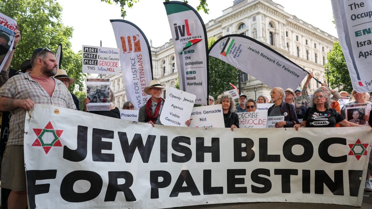 JEWS ARE seen protesting against Israel and demanding Palestinian statehood recognition, in August 2025.