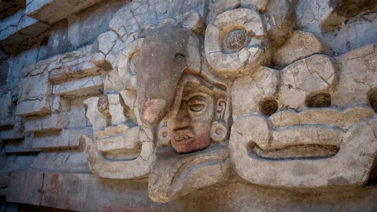 Talla de búho sobre la entrada de una tumba zapoteca del año 600 d. C. en el valle de Oaxaca, México, 14 de febrero de 2026.