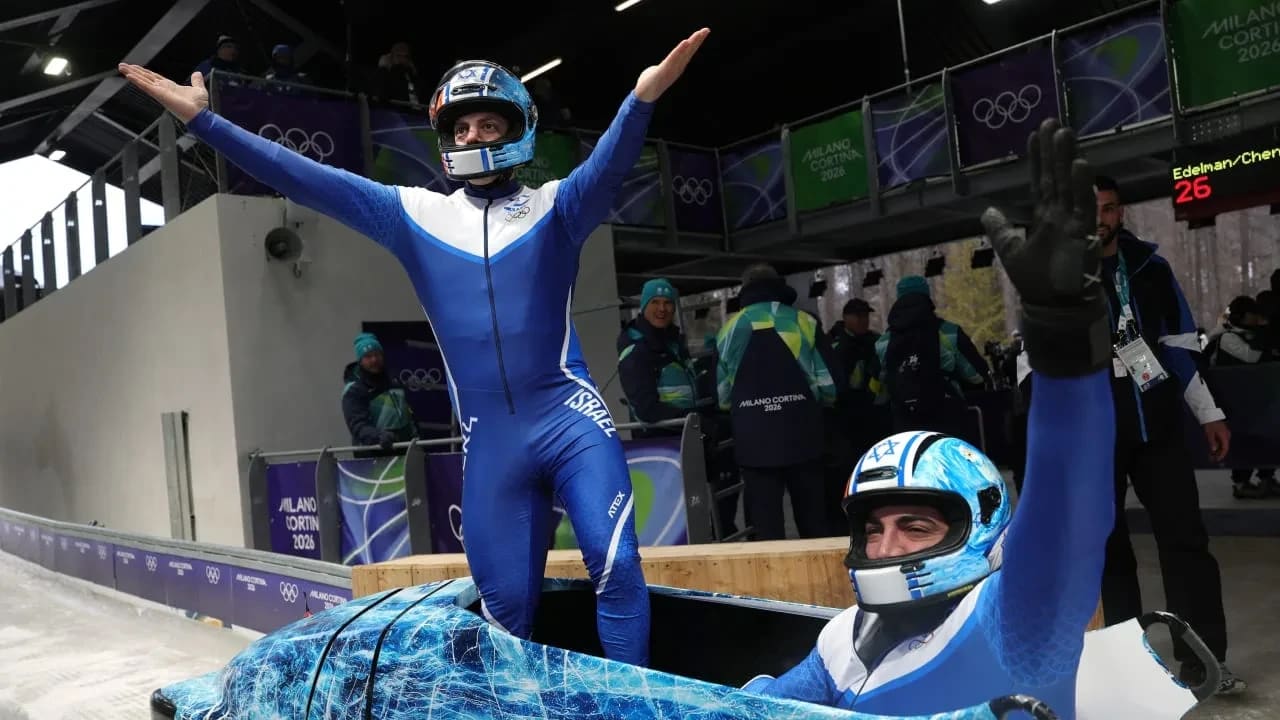 AJ EDELMAN reacciona tras su segunda manga en la prueba de bobsleigh a dos en los Juegos Olímpicos de Invierno de Milán-Cortina 2026.