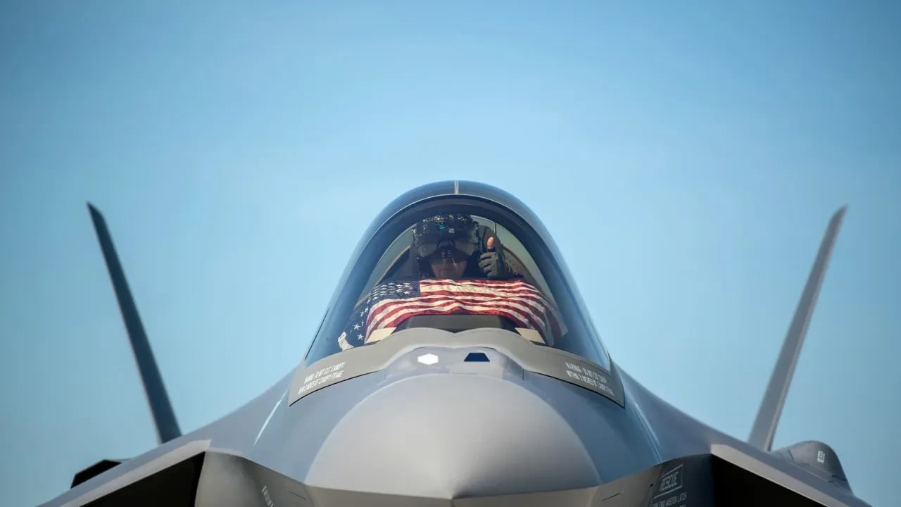 Un piloto de F-35 se prepara para despegar de la Base de la Guardia Aérea Nacional de Vermont con la bandera de los Estados Unidos, en South Burlington, Vermont, EE. UU., el 22 de mayo de 2020. 