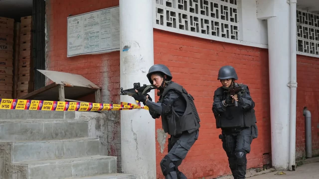Miembros del equipo S.W.A.T (Armas y Tácticas Especiales) de la Policía de Delhi participan en un simulacro de entrenamiento realizado por la Policía de Delhi, en Nueva Delhi, India, el 16 de mayo de 2025. 