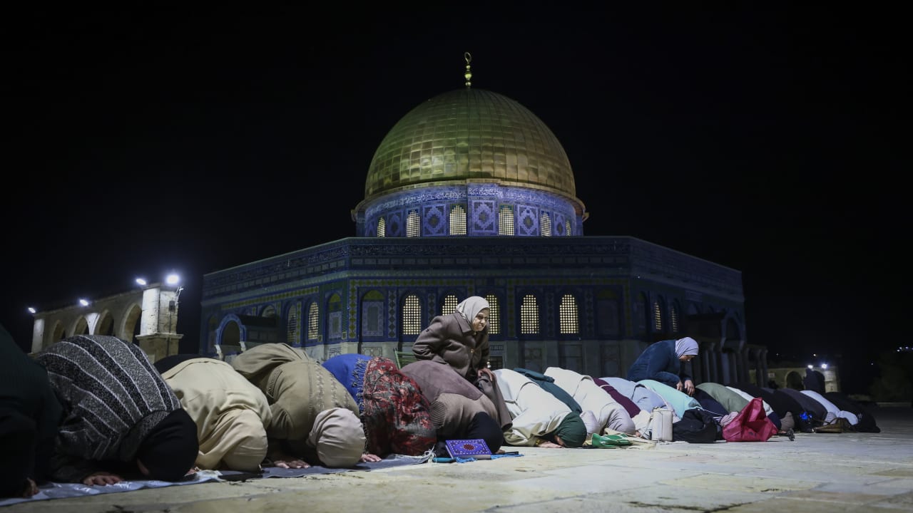 Muslim worshippers pray at the Al-Aqsa Mosque compound in Jerusalem’s Old City, marking the beginning of the holy Muslim month of Ramadan, February 17, 2026.