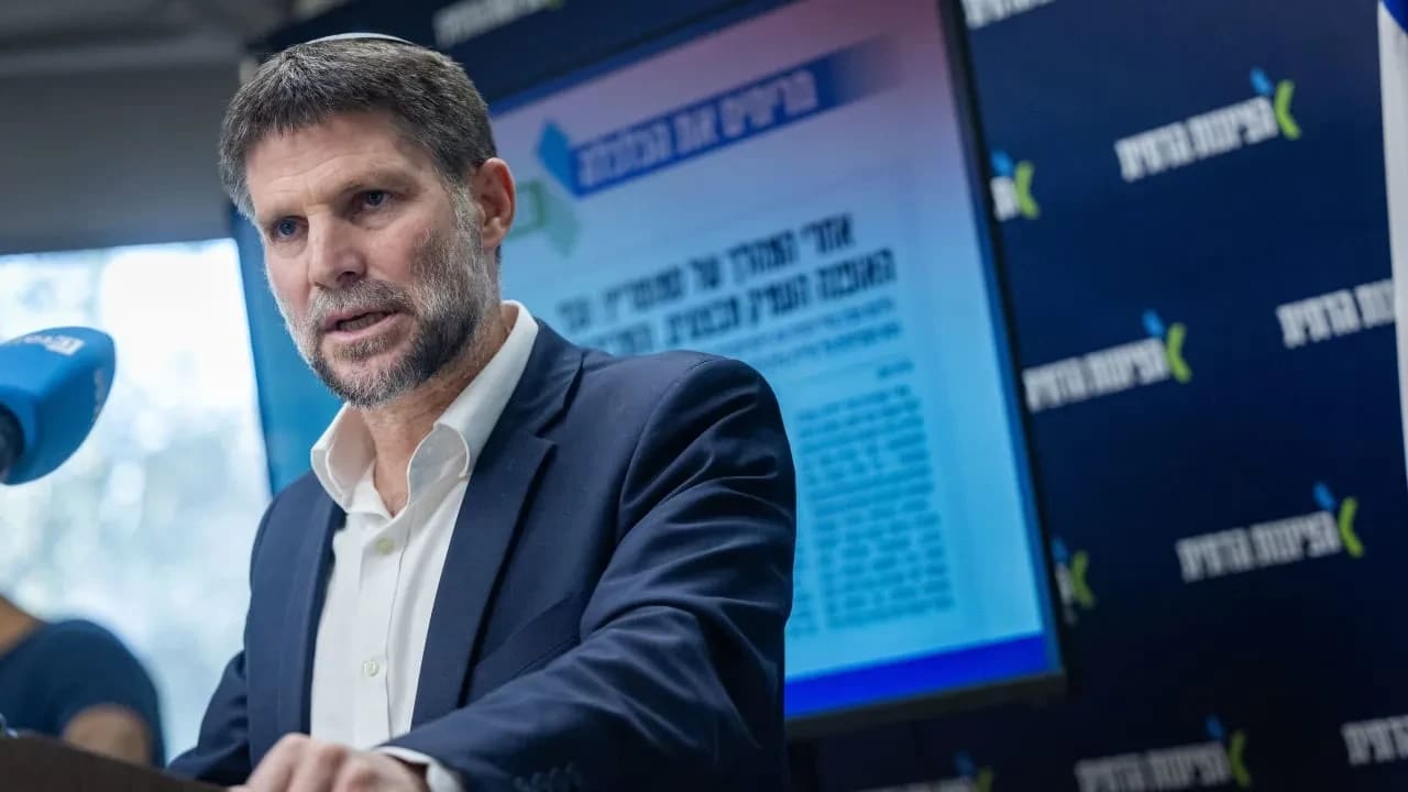  El ministro de Finanzas y líder del Partido Sionista Religioso, Bezalel Smotrich, preside una reunión de su facción en la Knesset, el Parlamento israelí en Jerusalén, el 16 de febrero de 2026.