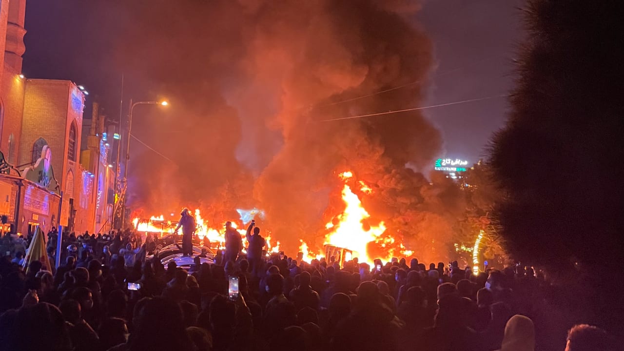 Iranian protesters cry ‘death to Khamenei’ as Trump, Iranian FM clash over casuality numbers