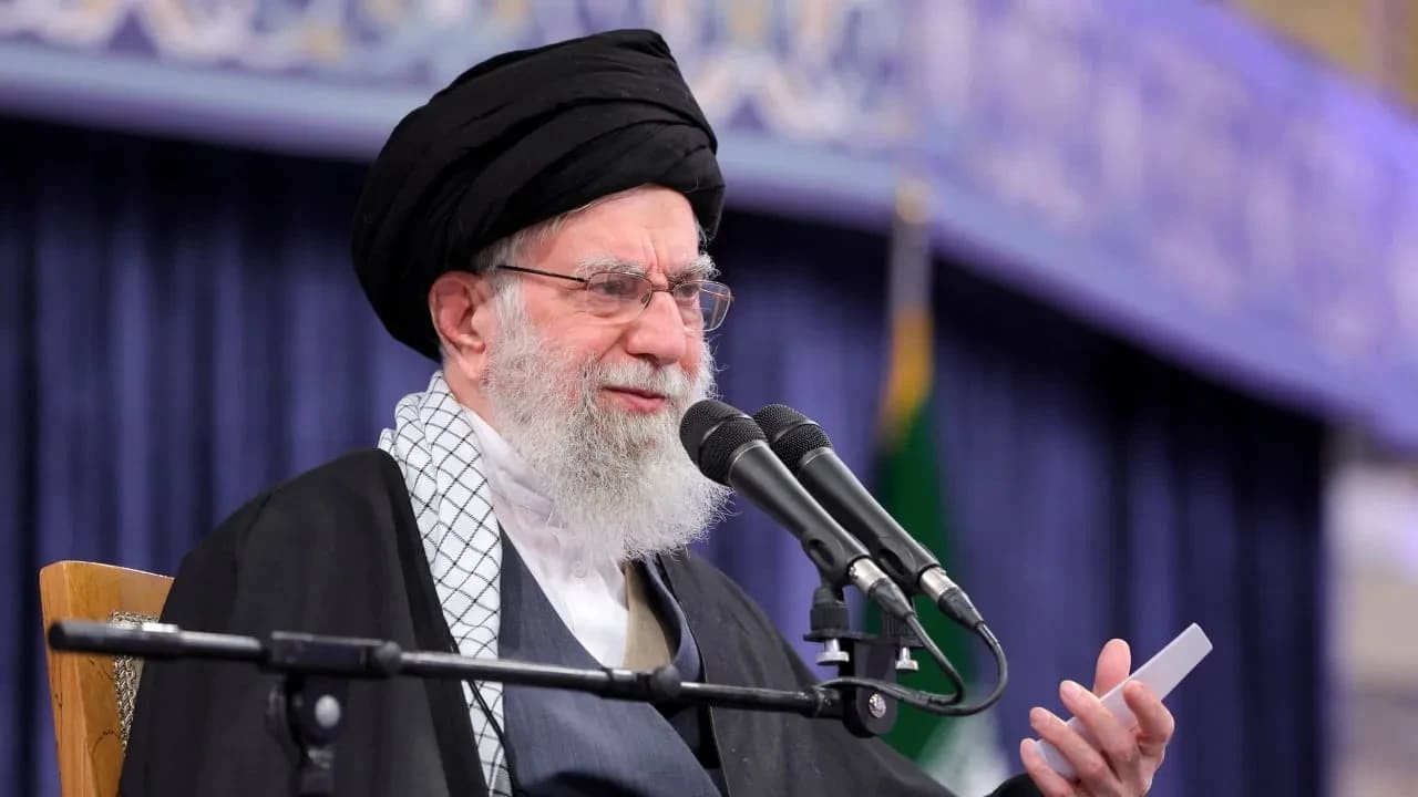 El líder supremo de Irán, el ayatolá Alí Jamenei, habla durante una reunión en Teherán, Irán, el 17 de febrero de 2026.