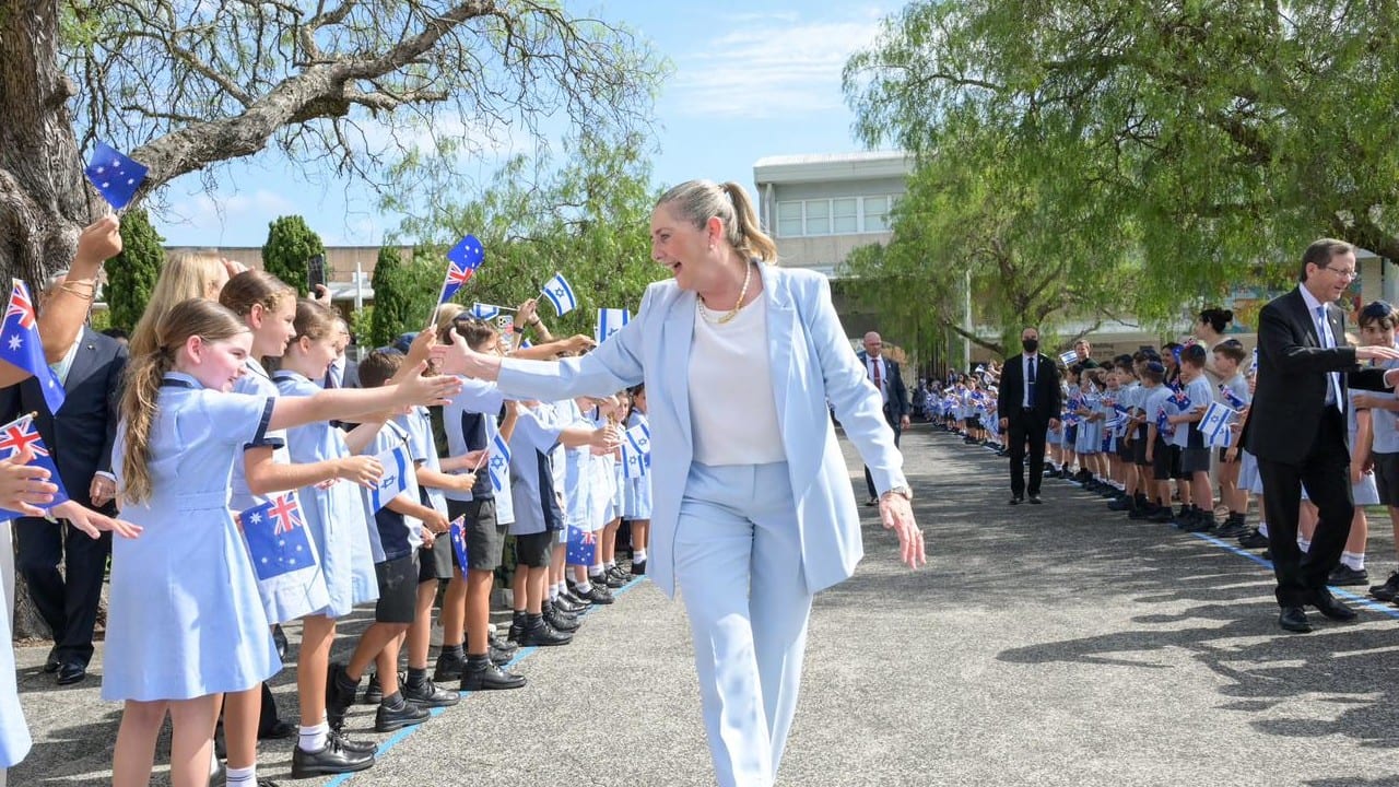 First Lady Michal Herzog, the cover story of this issue, greets schoolchildren during an official visit to Australia.
