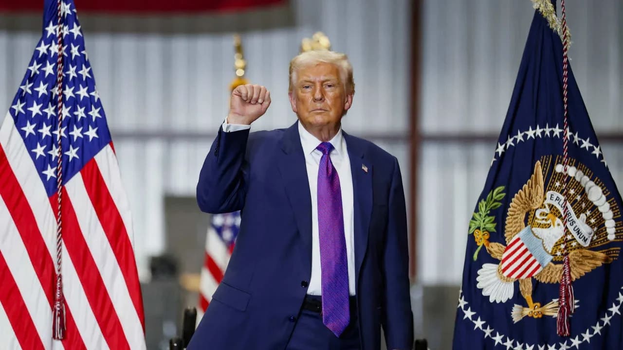 El presidente de los Estados Unidos, Donald Trump, levanta el puño al final de un evento durante una visita a Coosa Steel Corporation, en Rome, Georgia, EE. UU., el 19 de febrero de 2026.