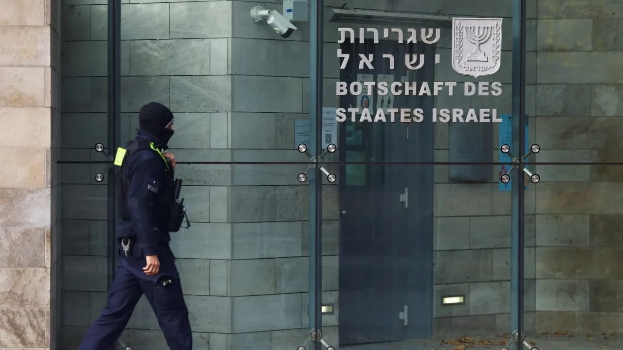 Un miembro de la policía camina junto a la embajada de Israel en Berlín, Alemania, el 20 de octubre de 2024. 