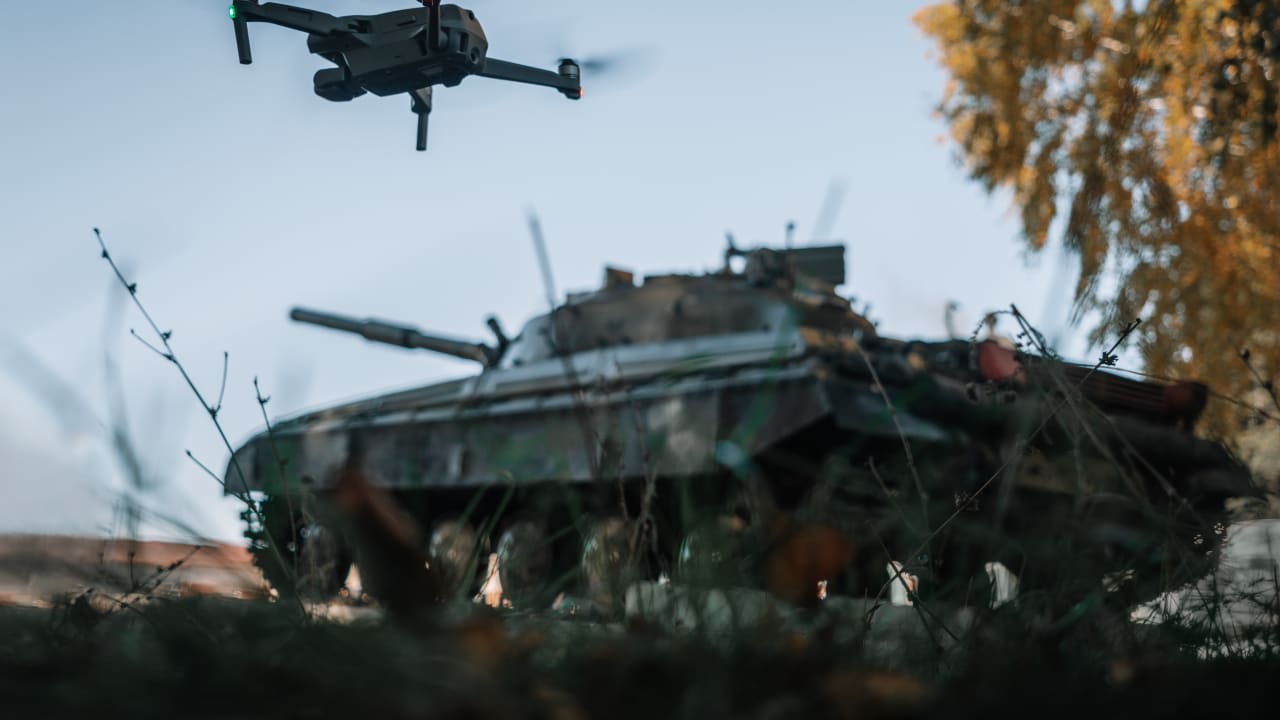 Un dron sobrevolando el tanque al fondo (ilustrativo).