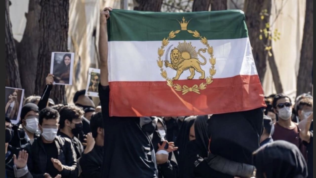 Students supporting Reza Pahlavi chanted slogans in his favor across several universities. Furthermore, for the first time, they also chanted against the leftists, who are considered the primary rivals of the monarchists.