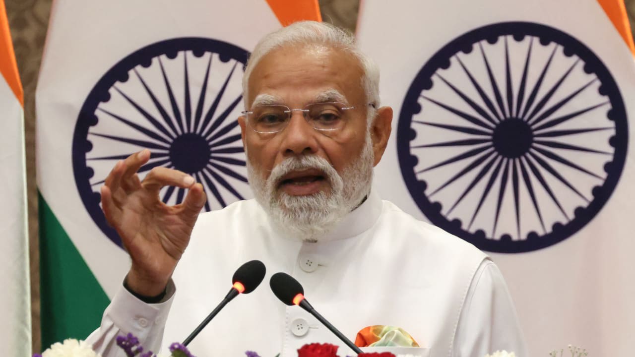 El primer ministro de la India, Narendra Modi, habla en una rueda de prensa mientras entrega declaraciones conjuntas junto al presidente de Francia, Emmanuel Macron, en Bombay, el 17 de febrero de 2026.