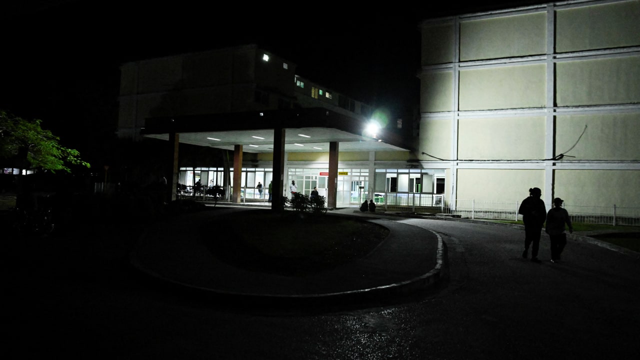People approach the entrance of the Provincial Clinical–Surgical Hospital "Arnaldo Milian Castro," where, according to local information, injured people were being treated after an armed incident involving a Florida-registered speedboat and a Cuban patrol, at a time of heightened tensions with US