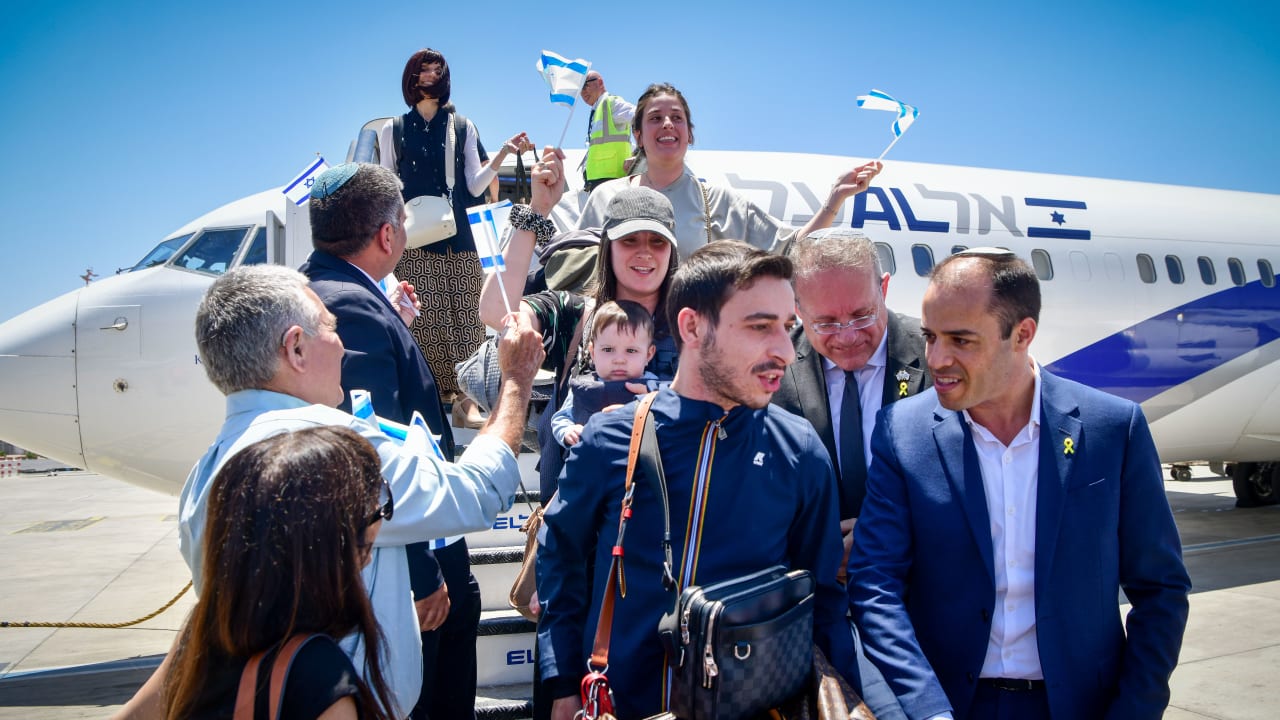 NEW IMMIGRANTS from France arrive to the Ben Gurion airport in central Israel on June 25, 2025.
