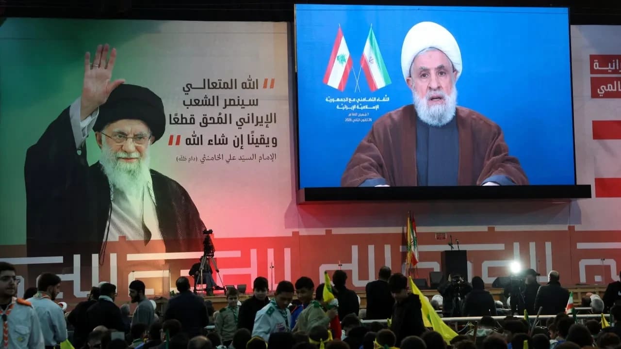 El líder de Hezbolá, Naim Qassem, pronuncia un discurso televisado durante una manifestación en solidaridad con Irán y el líder supremo iraní, el ayatolá Alí Jamenei, en los suburbios del sur de Beirut, Líbano, el 26 de enero de 2026. 