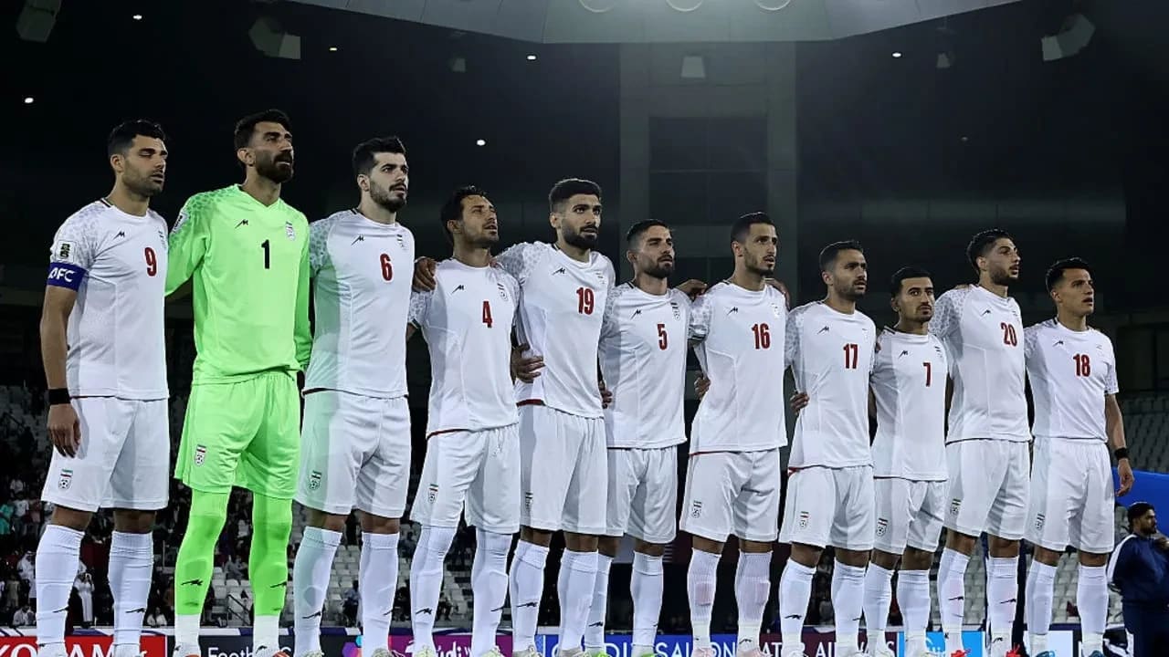 Los jugadores de Irán se alinean antes del partido clasificatorio para la Copa Mundial de la FIFA 2026 entre Catar e Irán en el estadio Jassim Bin Hamad el 5 de junio de 2025 en Doha, Catar. 