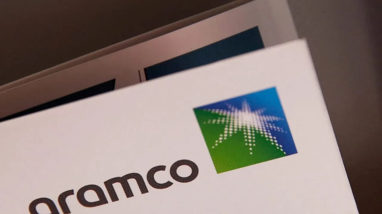FOTO DE ARCHIVO: El logotipo de Saudi Aramco aparece fuera de Khurais, Arabia Saudita, el 12 de octubre de 2019.
