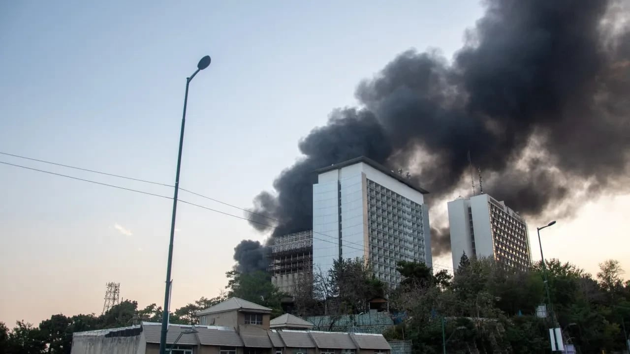 El humo se eleva desde los escombros de un edificio de los medios de comunicación estatales iraníes en Teherán tras un ataque aéreo israelí el 16 de junio de 2025. El ataque, que Israel confirmó que tenía como objetivo «infraestructuras de propaganda vinculadas al terrorismo»