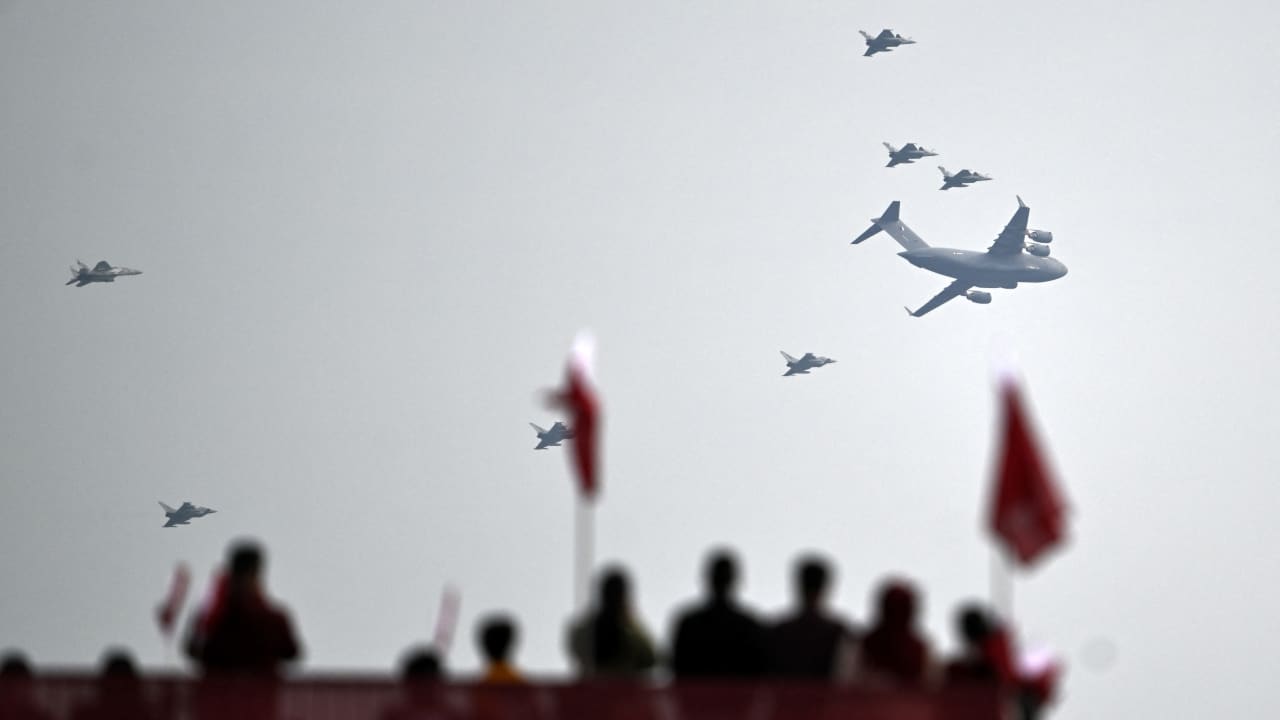 La Fuerza Aérea de Catar participa en un desfile aéreo durante las celebraciones del Día Nacional de Catar, en Doha, el 18 de diciembre de 2025. 