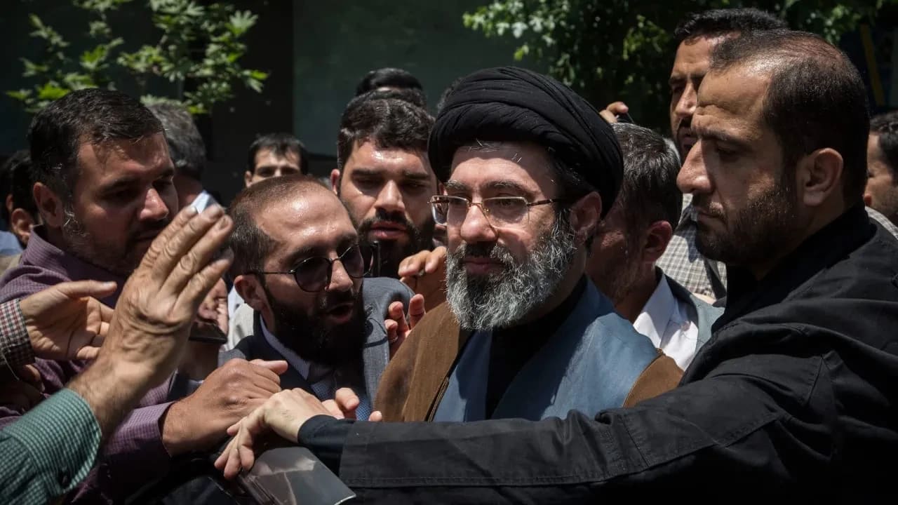 Mojtaba Khamenei (C), hijo del líder supremo iraní, el ayatolá Alí Jamenei, participa en la manifestación anual del Día de Quds en Teherán, Irán, el 31 de mayo de 2019. 