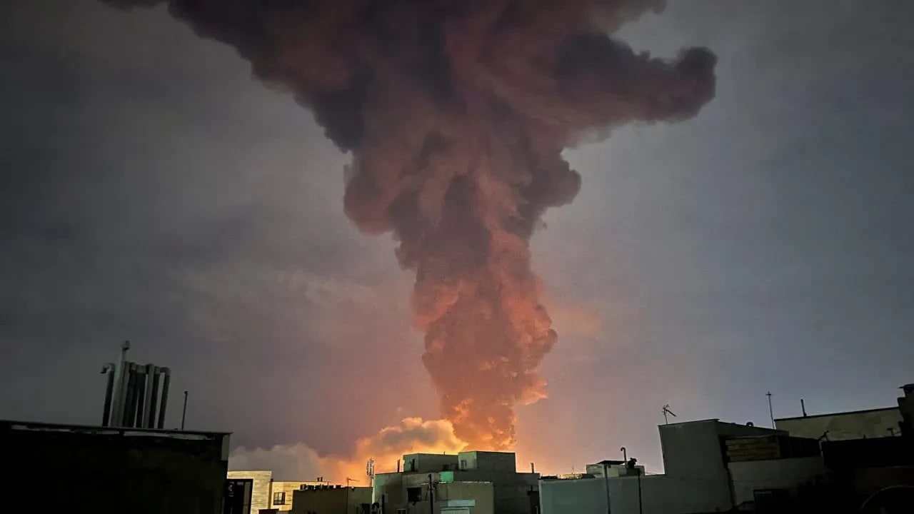 El humo se eleva tras una explosión, en medio del conflicto entre Estados Unidos e Israel con Irán, en Teherán, Irán, el 7 de marzo de 2026.