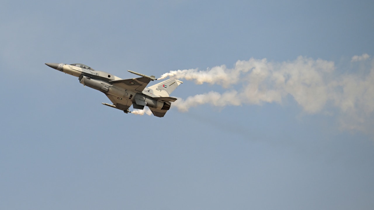 An Emirati Air Force F-16 performs a display flight at Al-Maktoum International Airport during the Dubai Airshow 2025 in Dubai, November 17, 2025