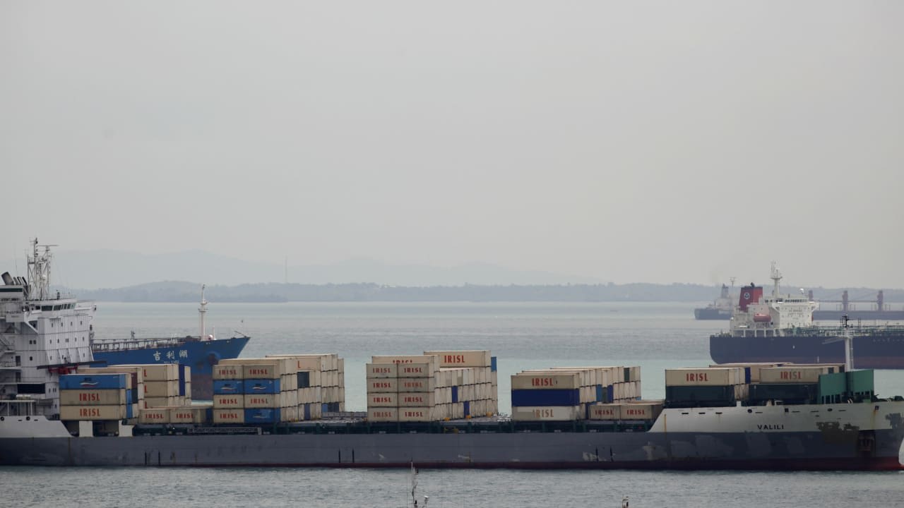 El buque portacontenedores Valili, que transporta carga de la Compañía Naviera de la República Islámica de Irán (IRISL), es visto en las aguas del estrecho de Singapur, frente a la isla de Sentosa, el 6 de febrero de 2012; ilustrativo.