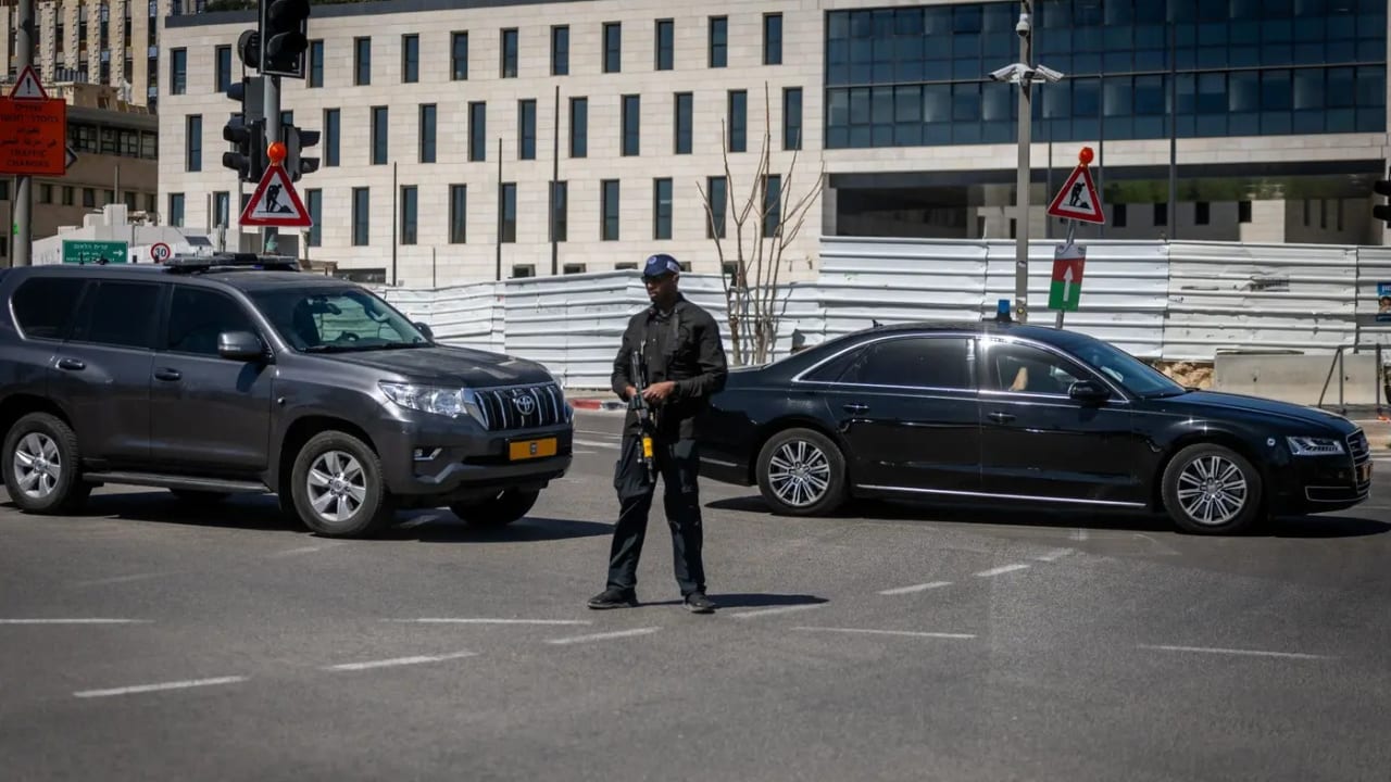 The Prime Minister’s motorcade in Jerusalem, the A8 is escorted by a Toyota Land Cruiser of the security team.