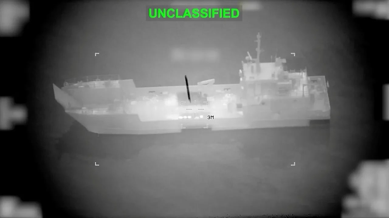 Un proyectil se aproxima a lo que, según el Mando Central de Estados Unidos (CENTCOM), es un buque de guerra iraní, durante unos ataques que incluyeron ataques contra buques minadores, en una zona situada cerca del estrecho de Ormuz, en el marco del conflicto entre Estados Unidos e Israel con Irán