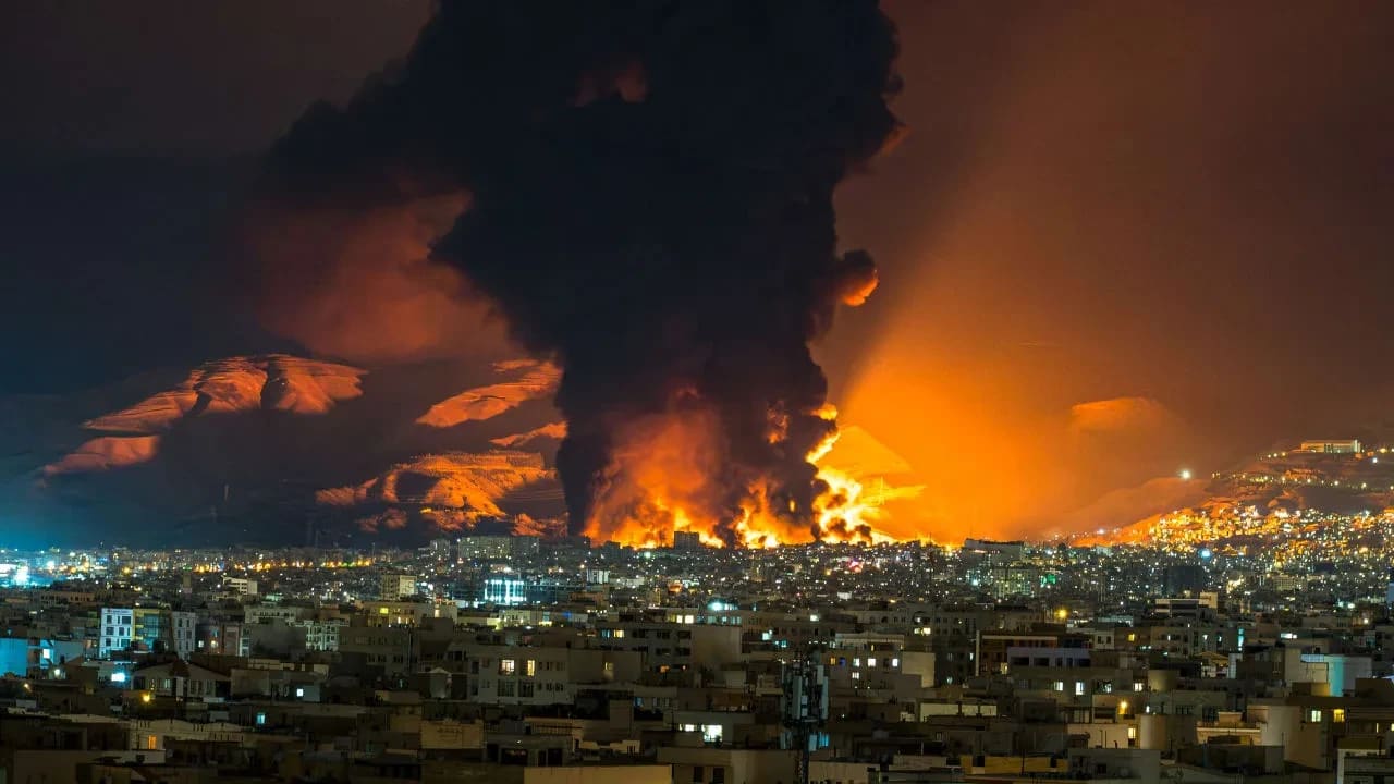 El humo y las llamas se elevan en el lugar donde se produjeron los ataques aéreos contra un depósito de petróleo en Teherán el 7 de marzo de 2026. 