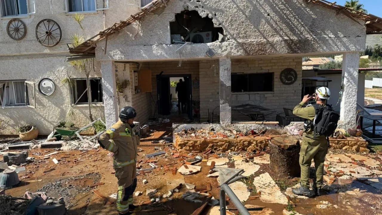 Los servicios de emergencia acuden al lugar donde se produjo un ataque con misiles de Hezbolá en el norte de Israel el martes 3 de marzo de 2026. 