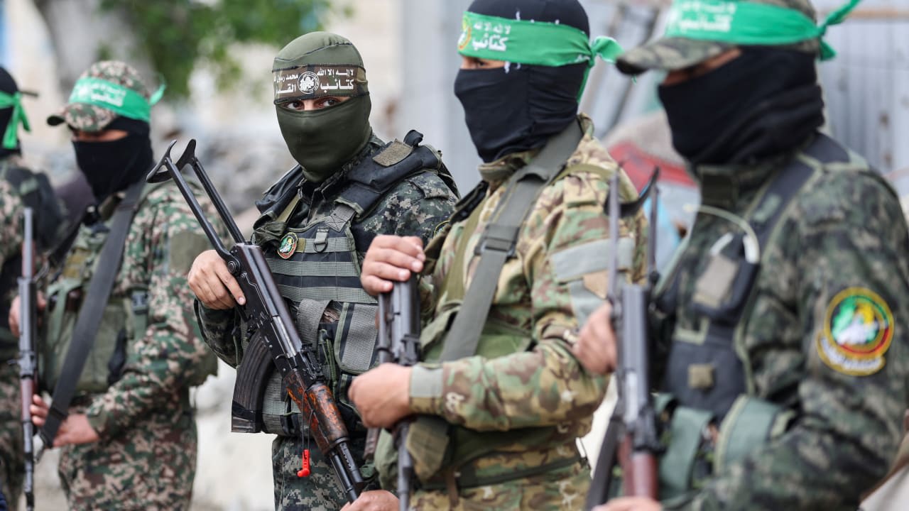 Hombres armados montan guardia en el funeral de Marwan Issa, un alto mando militar adjunto de Hamás que murió en un ataque aéreo israelí durante el conflicto entre Israel y Hamás, en medio de un alto el fuego entre ambos bandos, en la zona central de la Franja de Gaza, el 7 de febrero de 2025. 