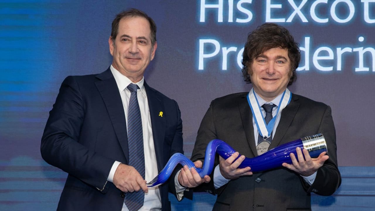 Stan Polovets, cofundador y presidente de la Fundación del Premio Génesis, entrega el Premio Génesis al galardonado de 2025, el presidente de Argentina, Javier Milei 