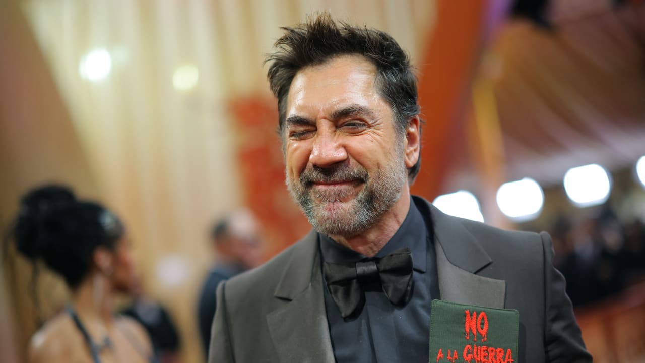 Javier Bardem luce un pin con la inscripción «Palestina» en la alfombra roja durante la llegada a la 98.ª edición de los Premios de la Academia en Hollywood, Los Ángeles, California (EE. UU.), el 15 de marzo de 2026. 