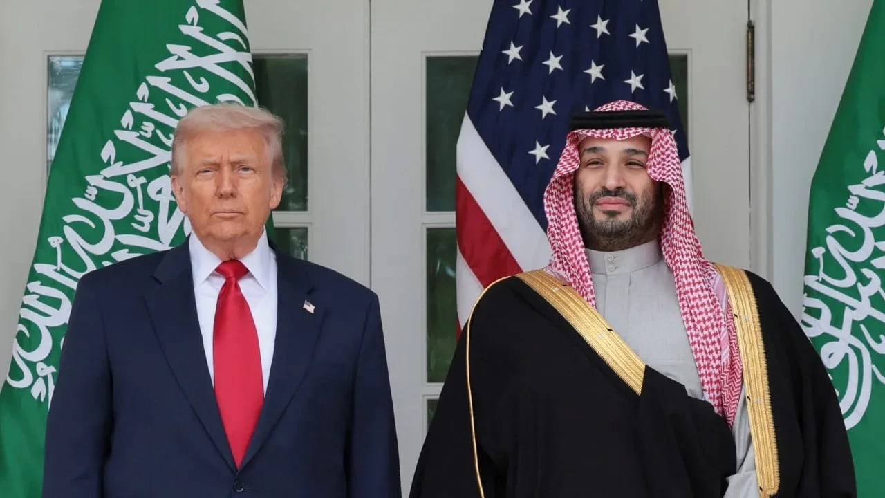 El presidente de Estados Unidos, Donald Trump, y el príncipe heredero y primer ministro de Arabia Saudí, Mohammed bin Salman, posan en la Casa Blanca este martes.