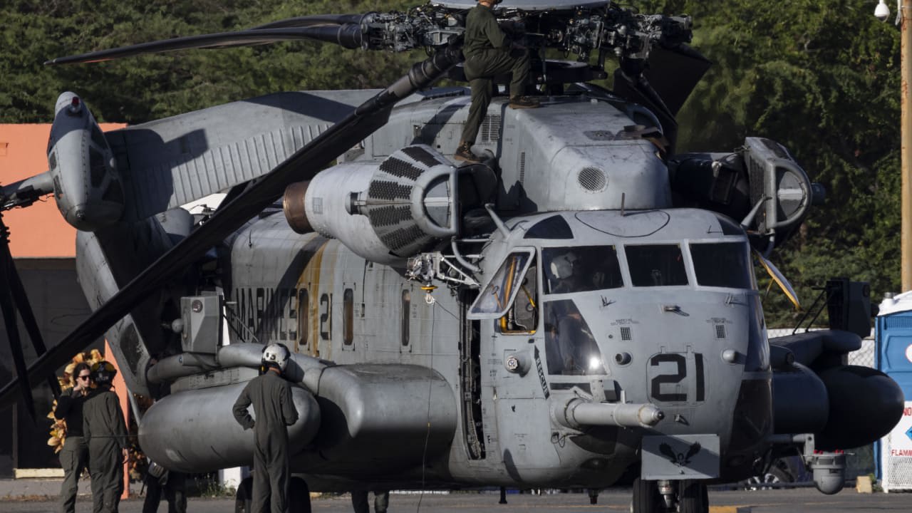 Una tripulación del Cuerpo de Marines de EE. UU. trabaja en un helicóptero CH-53E Super Stallion en la pista del aeropuerto de Mercedita, en Ponce (Puerto Rico), el 15 de enero de 2026.