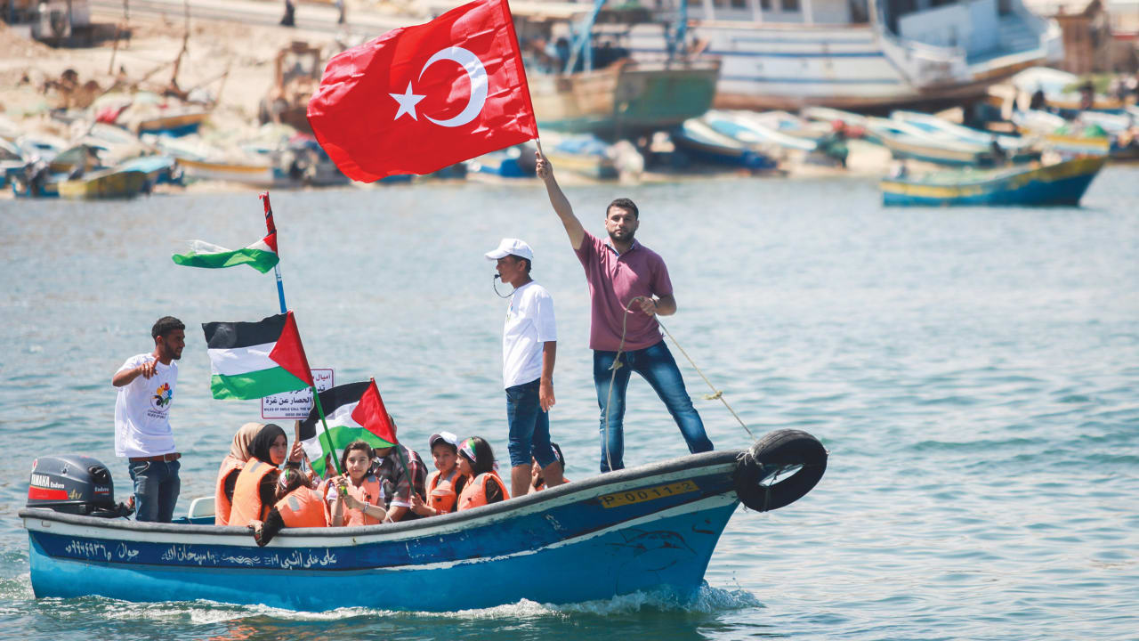 Palestinians rally to mark the fifth anniversary of the ‘Mavi Marmara’ flotilla, in Gaza City port, May 31, 2015.