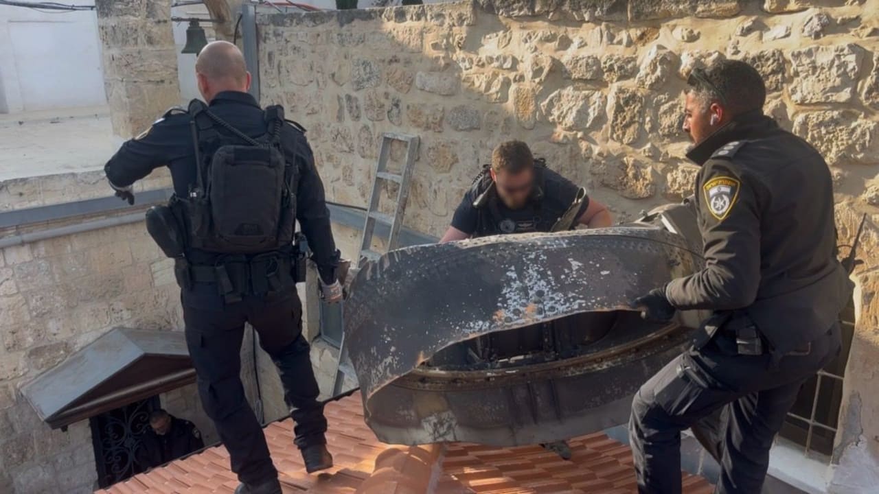 La policía retira fragmentos de misiles e interceptores que han caído en la Ciudad Vieja y sus alrededores, entre otros lugares cerca del Monte del Templo, la Iglesia del Santo Sepulcro, el barrio judío y el Muro de las Lamentaciones. 16 de marzo de 2026.